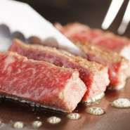 席の目の前の鉄板で焼いてくれるので、食材が焼き上がる色や香り、音など、五感が刺激されます。好みの焼き加減を伝えたり、美味しい食べ方を尋ねたり、シェフとの会話もお楽しみください。

