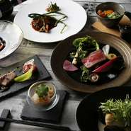 香川県産「オリーブ牛」など黒毛和牛をはじめ、野菜・魚介も安全な国産のものを使っています。旬の多彩な食材を、シェフが一幅の絵巻のような。艶やかなコース料理にしてご提供いたします。

