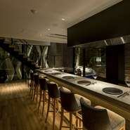 ウォーターテラスが広がる落ち着いた空間で、シェフの腕が織りなす美食を独占。贅沢な空間の店内は、貸切って個室としてもご利用いただけます。是非、お問い合わせください。

