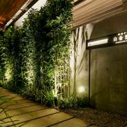 プラチナ通りの閑静な街並みの一角、建物の脇に奥へと続く石畳は、【白金然荘】のゲストだけの通路です。さらに専用エレベーターで3階へ上がると、そこはまさしく隠れ家です。

