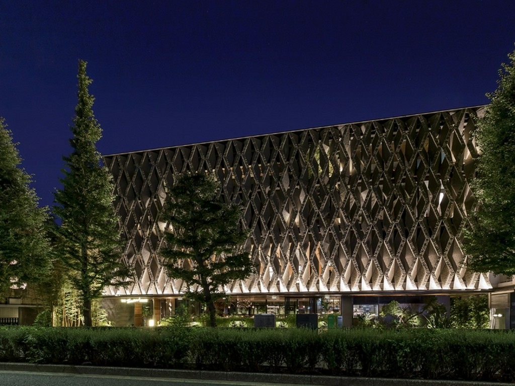 白金・プラチナ通りのビル。専用通路より【白金然荘】へ