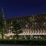 ひっそりと外からは全く見えない、完全なプライベート空間。知る人ぞ知る、プラチナ通りの隠れ家です。「デート」「ご家族のお食事」「接待」など、大切な人と静かでとっておきの時間をお過ごしください。

