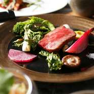 日本各地より厳選する黒毛和牛をメインに、各地から取り寄せた山海の旬の美味を愉しみ尽くすコース料理です。月ごとに「地域」を選び、日本の郷土の美食を堪能していただきます。