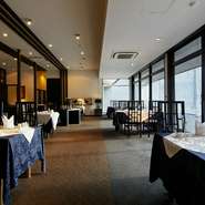 40～120名まで利用可能な宴会場も完備。ブライダルに精通したスタッフも多く、婚礼会食やパーティなどにもオススメです。団体用の送迎バスもあるので、気軽に相談してみては。