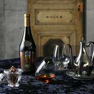 料理はもちろんのこと、ドリンク類にも要注目。ボトルではなく甕からくみ出す紹興酒や中国茶など、本場のものが楽しめます。そのほかワインや焼酎など各種揃っているので、お酒好きな方も満足できるハズです。