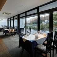 敷地内には紙屋川が流れており、日本庭園もあります。窓の外には鷹ヶ峯の美しい景色が広がっており、ゆったりとくつろぎながら過ごせそう。日頃の悩みから解放され、“非日常な空間”を満喫できます。