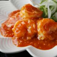 大ぶりの海老を使用。プリッとした食感がクセになり、ついつい箸が止まらなくなります。程よい辛さに仕上げられており、「食べやすい」と老若男女問わずに人気の一皿です。※中は3993円