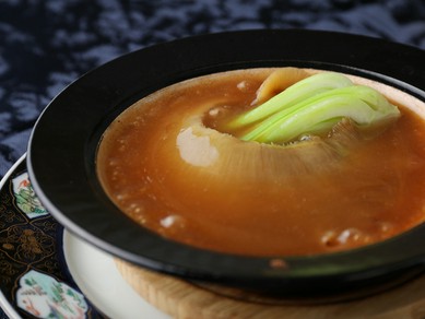濃厚な旨味が口いっぱいに押し寄せる『フカヒレの姿煮込み』