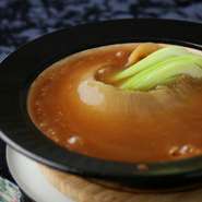 食べごたえのあるスペシャリテ。オイスターソースでフカヒレを柔らかく煮込み、じっくり炊いた白湯で濃厚な旨みを加えています。熱々の土鍋に入っており、グツグツという音、ただよう香りが食欲をそそります。