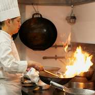 「“一品ひとしな、丁寧に優しく”を心がけています」と語る伊藤氏。素材の状態を見極め適切に処理し、最適な味付け・火加減で調理しています。細部にまでこだわりつくられた極上の一皿を、どうぞご賞味あれ。