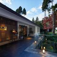 京都・北山の緑に包まれた【チャイニーズレストラン楼蘭】。敷地内には日本庭園があるほか、窓からは鷹ヶ峯を眺めることもできます。都会の喧騒から離れた特別な空間で、優雅なひと時をもたらしてくれます。