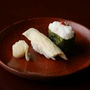 名店【打田漬物】の旬の京野菜の漬物と、味わい深い京都美山の湯葉。創業文化2年の老舗【松野醤油】と合わせていただきます。美味なだけでなく、“京の味の歴史”を感じられる逸品です。