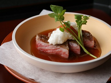 意外な取り合わせが極上の味わいを生み出す『近江牛のステーキ』