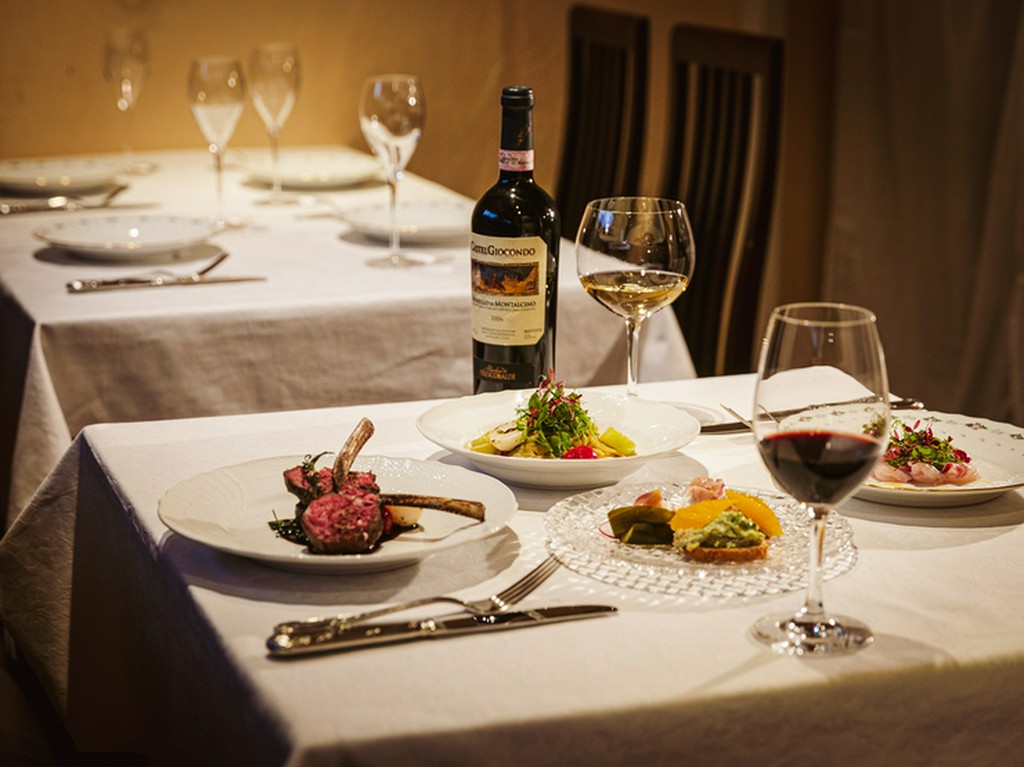 美味と美酒を共に味わい、和やかな二人の時間を楽しんで