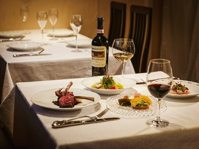 美味と美酒を共に味わい、和やかな二人の時間を楽しんで