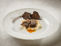 誕生日・記念日・大切な会食などゲストのためだけに、メニューがプランニングされます。季節ごとに変わる食材や好みに合わせバランス良く料理が呈されます。（10,000円、15,000円、20,000円、25,000円、35,000円）