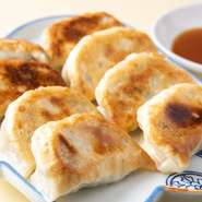 普通の餃子よりも少し大きい！　本場の中国にある餃子です。じゅわっと出てくる肉汁も少し厚めの皮で包んであるから大丈夫。ぜひ、一度食べてみてください。