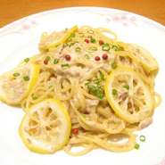 生クリームを使用したレモンの風味スパゲティー