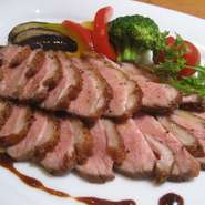 皮はカリッと肉はしっとりと焼き上げました。
　グリンペッパー風味のデミソース添えです