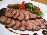 皮はカリッと肉はしっとりと焼き上げました。
　グリンペッパー風味のデミソース添えです