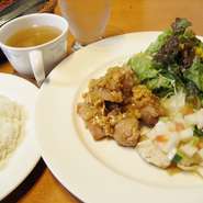 2品盛り合わせです。豚肉料理、又は鶏肉料理と魚料理、コロッケ等の組み合わせで提供されます。
スープ、ライス付きです。
