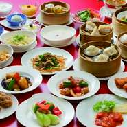 中国料理　翡翠苑の定番人気メニューとして、本場中国では点心を食べながらお茶を飲むスタイル「飲茶（ヤムチャ）」を取り入れたランチ「飲茶セット」がオープン当初から人気のメニューです。