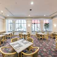 感染対策でお座席の間隔をとっている為、広々とした空間でゆったりとお食事頂けます。