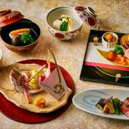 毎日旬の素材を豊洲から仕入れ、メリハリのある献立をお愉しみいただけます。