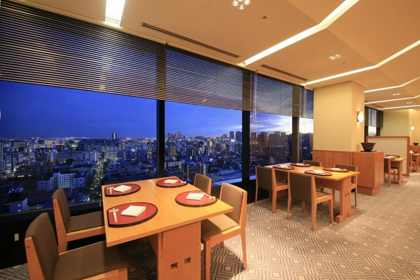 ホテル最上階からの眺めと四季折々の美味を味わう日本料理
