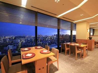 ホテル最上階からの眺めと四季折々の美味を味わう日本料理