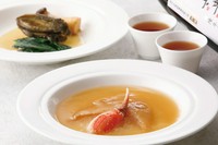 特上個々盛り前菜
ふかひれ姿 蟹の爪添え
鮑とエリンギのオイスターソース煮込み
北京ダック
和牛スライスの湯引き ＸО醤ソース
ロブスターのチリソース煮込み
※御飯ものとデザートはお好みをお伺いいたします