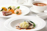 特製個々盛り前菜
蟹肉入りふかひれスープ
海鮮二種の干し海老炒め
牛カルビ肉のオイスターソース炒め
ホウボウのネギ蒸し
アサリ入りチャーハン
※デザートにつきましてはお好みをお伺い致します。