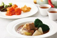 特製個々盛り前菜
色々きのことふかひれスープ
三種卵と季節野菜の炒め
牛肉と大根の煮込み
ドライトマト入り大海老のチリソース
チャーシュー入り煮込みそば
※デザートにつきましてはお好みをお伺い致します。