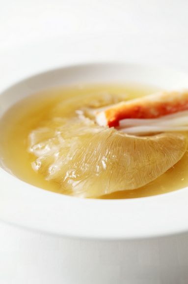 一滴余さず旨みを飲み干したくなる、贅沢な一皿『ふかひれの姿煮込み』