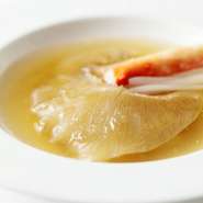 大ぶりな「ふかひれ」を金樺ハムを使った極上スープで丁寧に煮込んだ【中国料理　桃園】を代表する逸品です。黄金色に輝くスープの旨みと「ふかひれ」の食感が至福の時間へと誘います。