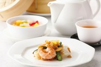 前菜三種個々盛り
特製点心二種
白身魚と豆腐のとろみスープ
海老・紋甲イカのXO醤炒め
牛肉のオイスターソース炒め
五目入りチャーハン
季節の果物入り杏仁豆腐