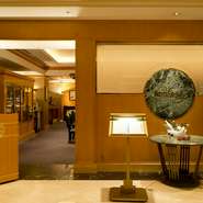 ゆったりと落ち着きを感じる優雅な空間。ホテルに一歩足を踏み入れると吹き抜けの天井に、噴水の水音、大小さまざまな絵画。中世ヨーロッパをイメージした重厚感溢れるロビーが皆様をお出迎えしてくれます。