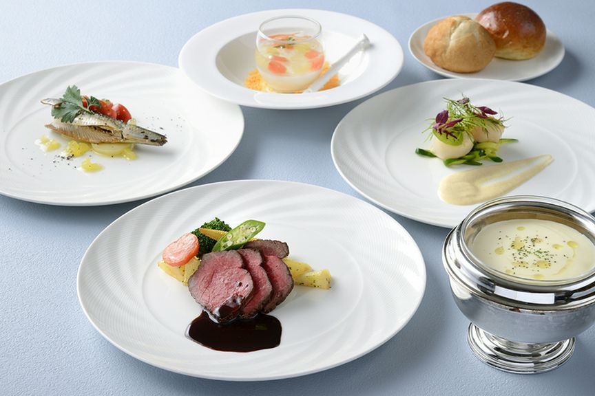 2つの選べるメインディッシュを含むフルコース『シェフズプレミアムランチ』