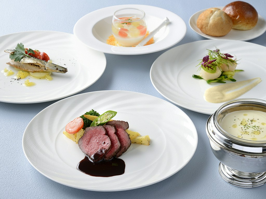 2つの選べるメインディッシュを含むフルコース『シェフズプレミアムランチ』