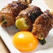 （焼）
牛肉で、きのこ・ニラ・白ネギを巻き上げ、すき焼き味で、卵黄につけてお召し上がりいただきます