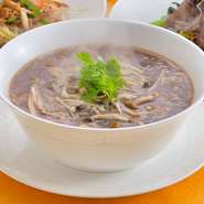 旨味とコクがある鴻臚オリジナルの中華スープで作る、とろみスープそば。酸味と辛味がクセになる、料理長自慢の一品。