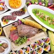 ライブキッチンよりお届けするメイン料理をはじめ、前菜・魚料理・肉料理やデザートまで約40種類が食べ放題。