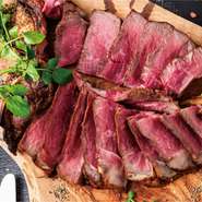 赤身で柔らかく、深い旨味のアンガス牛のリブを骨付きで焼き上げました。深く、繊細な旨味をご堪能ください。