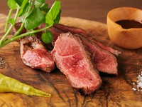 和牛とアンガス牛の配合から生まれた上質な牛肉を石窯で焼き上げます。アンガス牛の持つしっかりとした肉質と、和牛の甘みを堪能できるサーロインを厚切りのステーキカットでどうぞ。