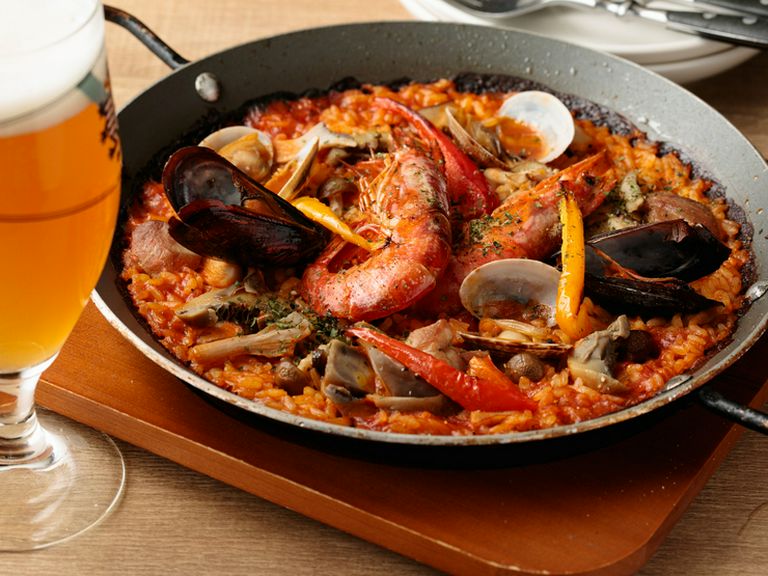 鶏肉と魚介をふんだんに使いオーブンで仕上げた『海の幸と山の幸の贅沢パエリア』