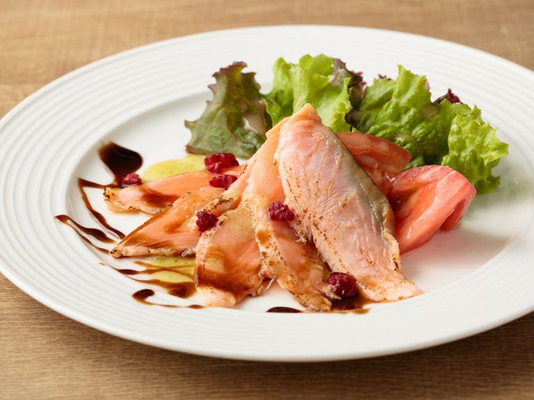 サーモンの魅力を発見『スモークサーモンの瞬間炙り フランボワーズと山葵ソース』