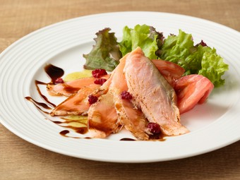 サーモンの魅力を発見『スモークサーモンの瞬間炙り　フランボワーズと山葵ソース』