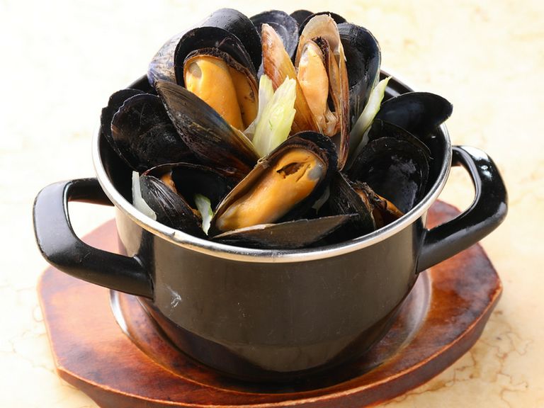ベルギーで最も有名な名物料理のひとつ『活ムール貝のベルギービールor白ワイン蒸し』