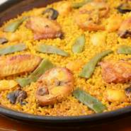 バレンシア地方の伝統的な味わいを、存分に堪能できるパエリアです。うさぎや鶏肉の旨味をたっぷりとお米に移してから、エスカルゴ・インゲンを加えるのがバレンシア風の特徴。香ばしいおこげも絶品です。