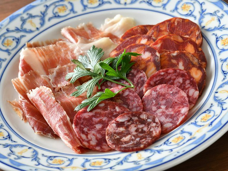 スペインを代表するイベリコ豚の生ハム3種盛合わせ『イベリコ豚の生ハム、サラミ、チョリソー』